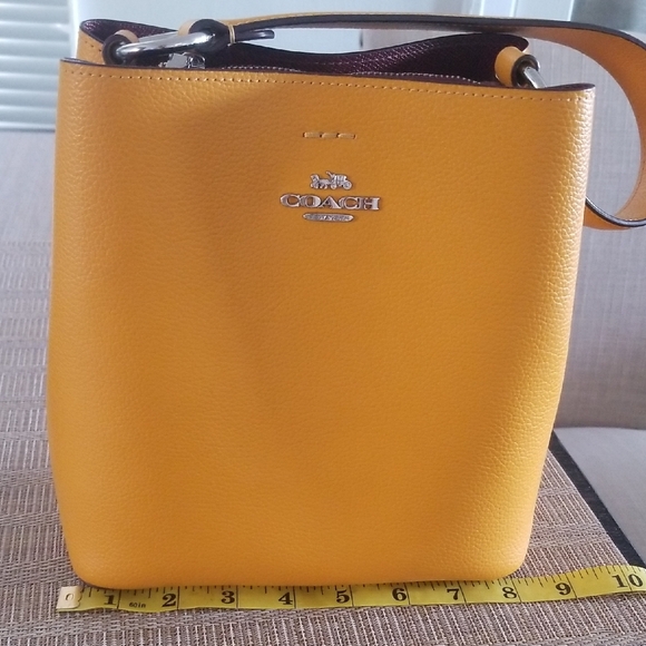 Coach Mustard Yellow Leather Shoulder Bag the detachable strap is missing❤ - Picture 9 of 10